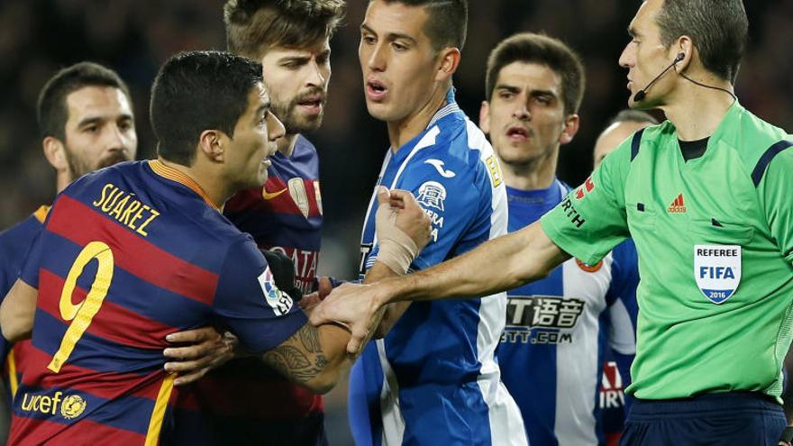 Luis Suárez discutint amb alguns dels jugadors de l&#039;Espanyol.