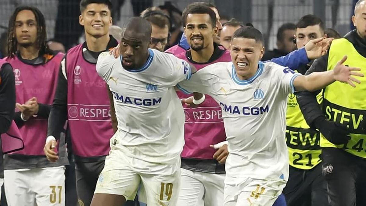 El ex de Sevilla, Valencia y Atlético de Madrid Geoffrey Kondogbia (i) y Amine Harit (d) son dos de los pilares del Olympique Marsella.