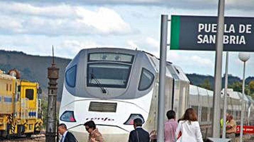 El Alvia, en la estación de tren de Puebla de Sanabria.