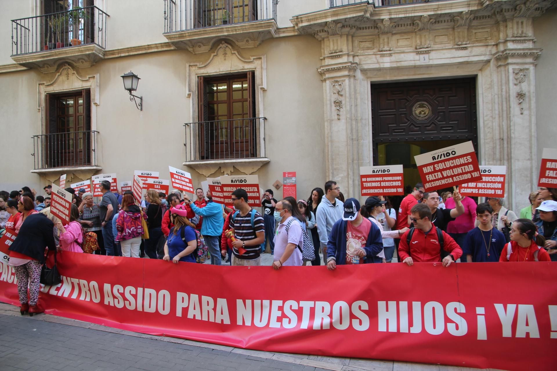 Concentración de Assido en Murcia ante la CHS