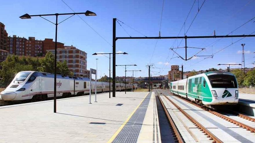 El tren de pruebas de la vía del AVE (derecha) se cruza con el Alvia Madrid-Galicia en la estación de Zamora.