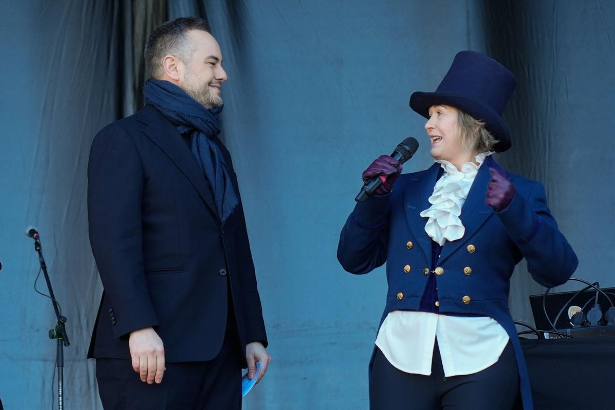 MADRID (ESPAÑA), 14/02/2026.- El ilusionista Jorge Blass (i) junto a La delegada de Cultura, Turismo y Deporte, Marta Rivera de la Cruz (d) durante el pregón del carnaval de Madrid celebrado este sábado en el Matadero. EFE/ Borja Sánchez-Trillo