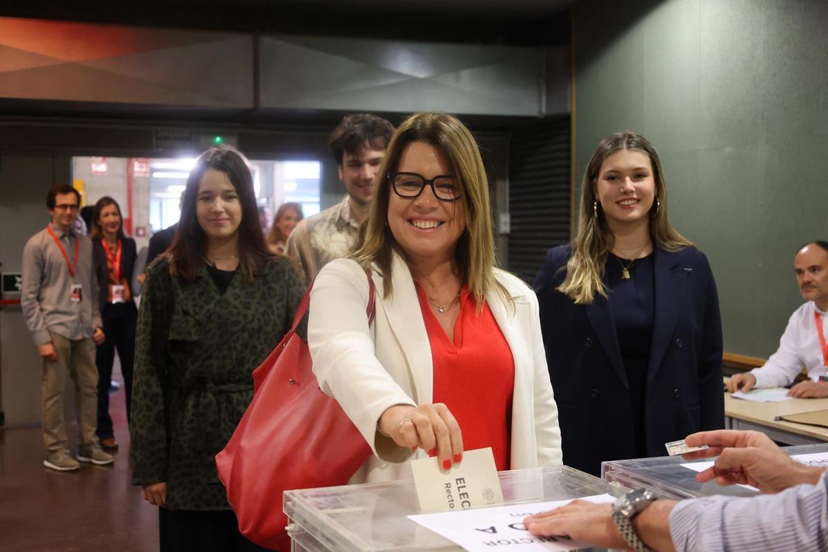 Alicia Rubio, candidata a rectora, en el momento de depositar su voto