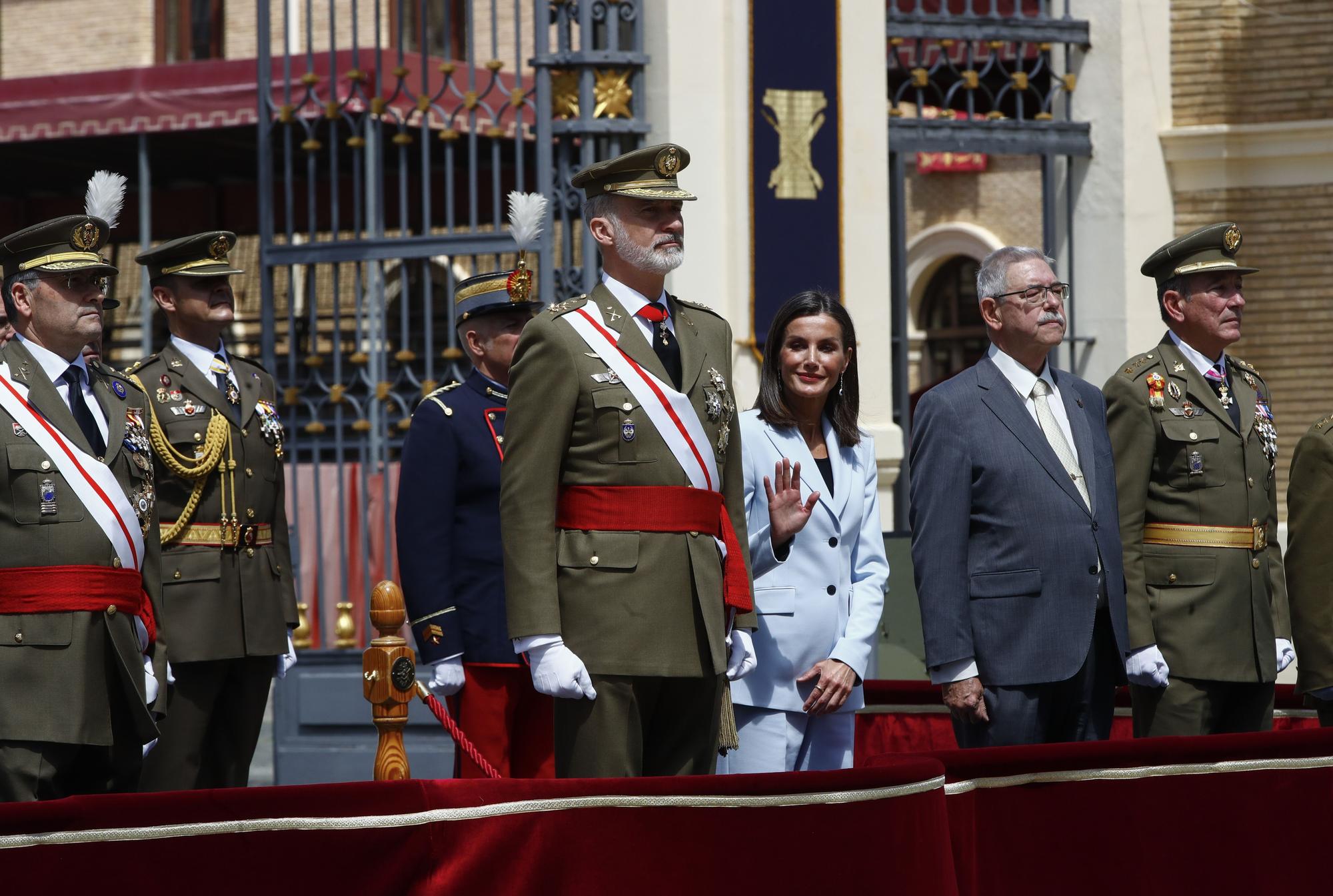 Los reyes asisten en la Academia de Zaragoza a la jura de bandera de Felipe VI