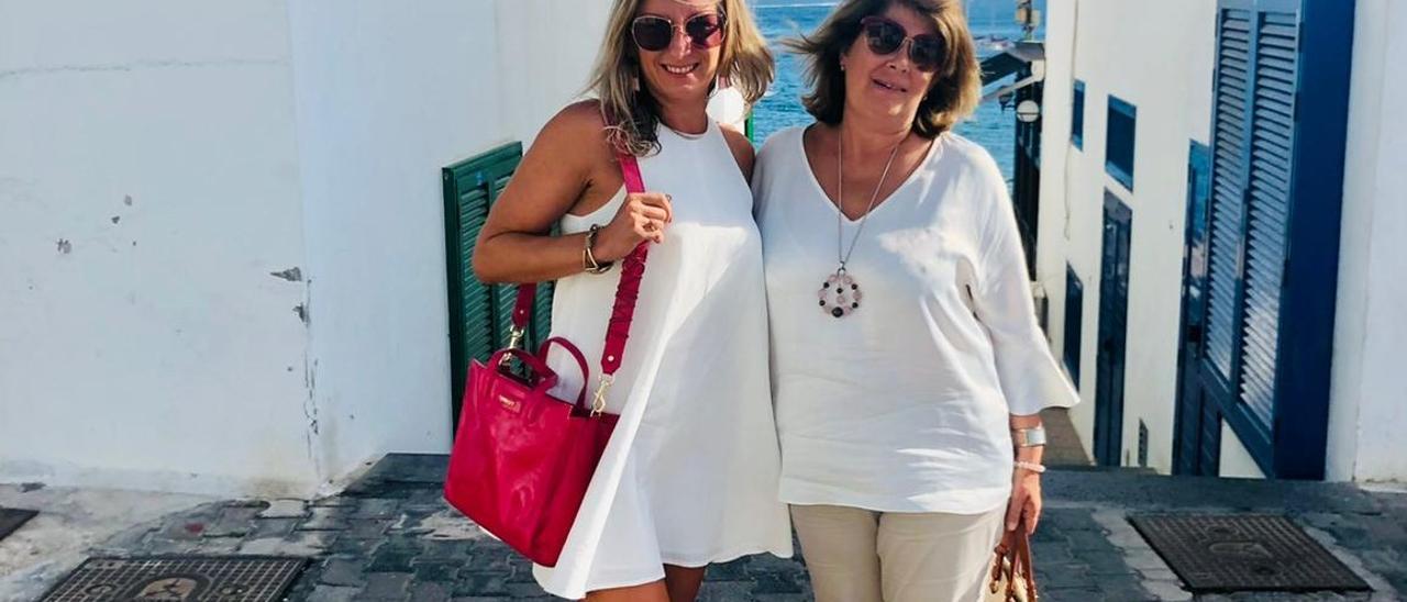 Elena Svyeshikova (izquierda) y su madre, Oksana Sveshnikova, en la localidad turística de Playa Blanca (Yaiza), en Lanzarote.