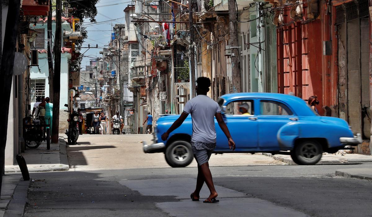 Un joven pasea por La Habana.