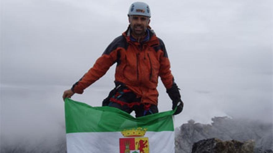 El alpinista Francisco Briongos culmina en Oceanía la sexta cima del proyecto &#039;7 cumbres, 7 continentes&#039;