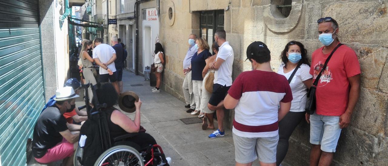 Las colas ante la pulpería Fidel, en la calle San Nicolás, se han hecho habituales en los últimos días/ Rafa Vázquez