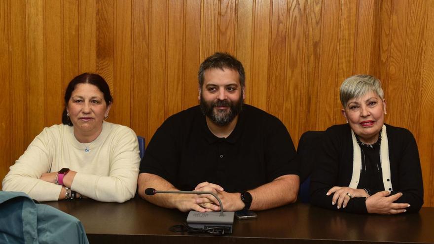 Los concejales del BNG de Cambre, antes del de investidura de Piñeiro, en abril. | | CASTELEIRO/ROLLER AGENCIA