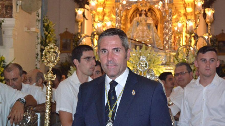 Juan Carlos Maldonado, ante el trono de la Virgen de la Peña.