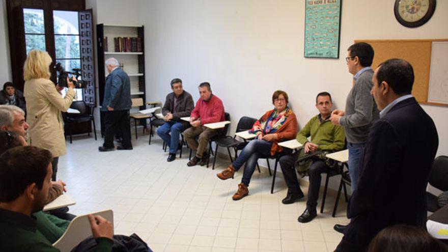 Manuel García y Ruiz Espejo informan a los alumnos.