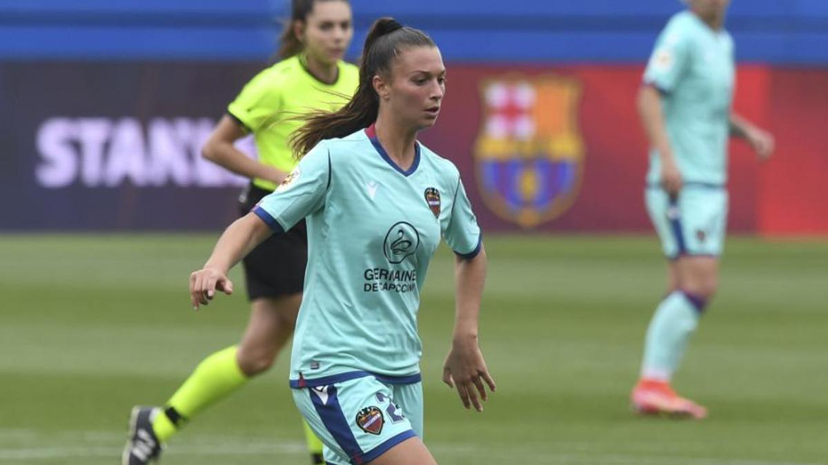 Silvia Lloris conduce el balón ante el Barcelona