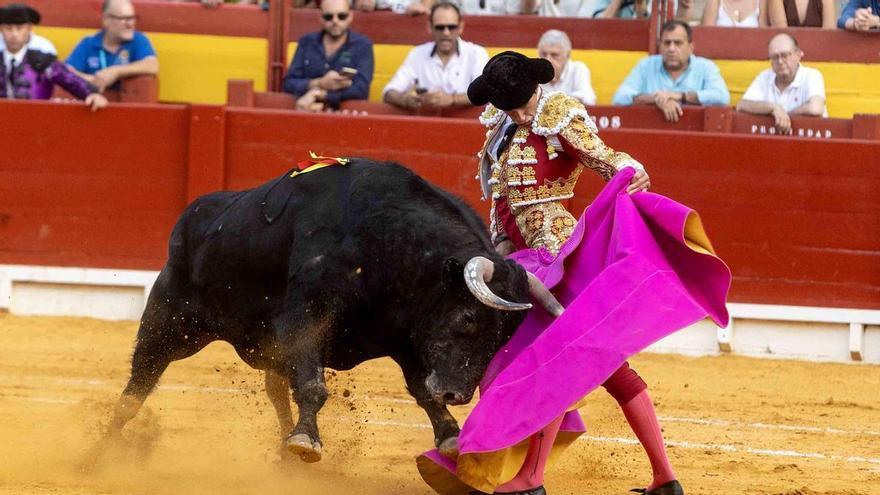 Samuel Navalón abre la Puerta Grande en Alicante