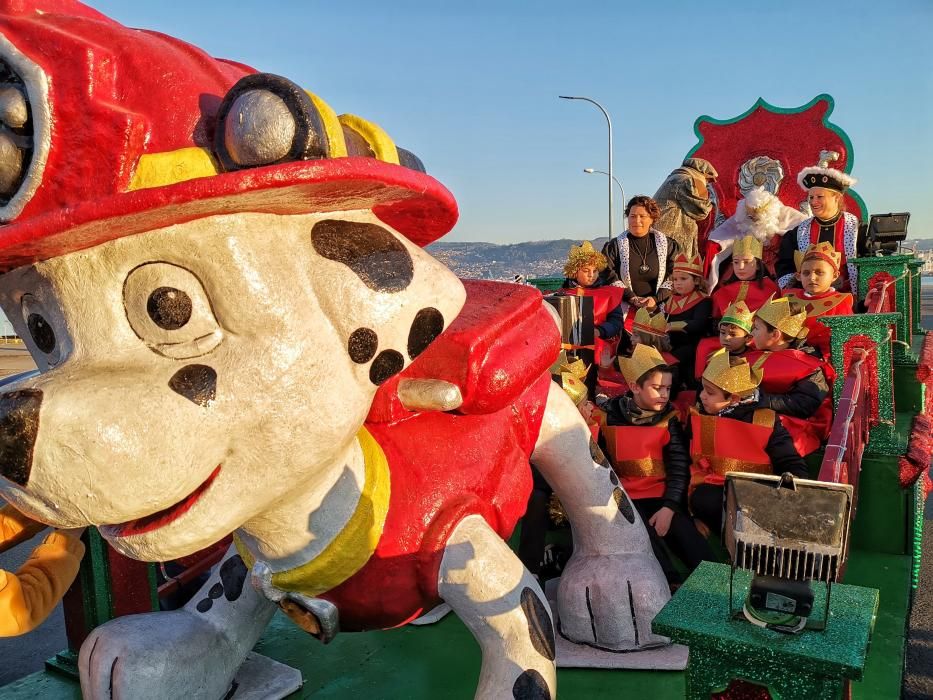 Los Reyes Magos llegaron en coches clásicos y se subieron a tres carrozas adornadas con motivos de personajes de cuentos.