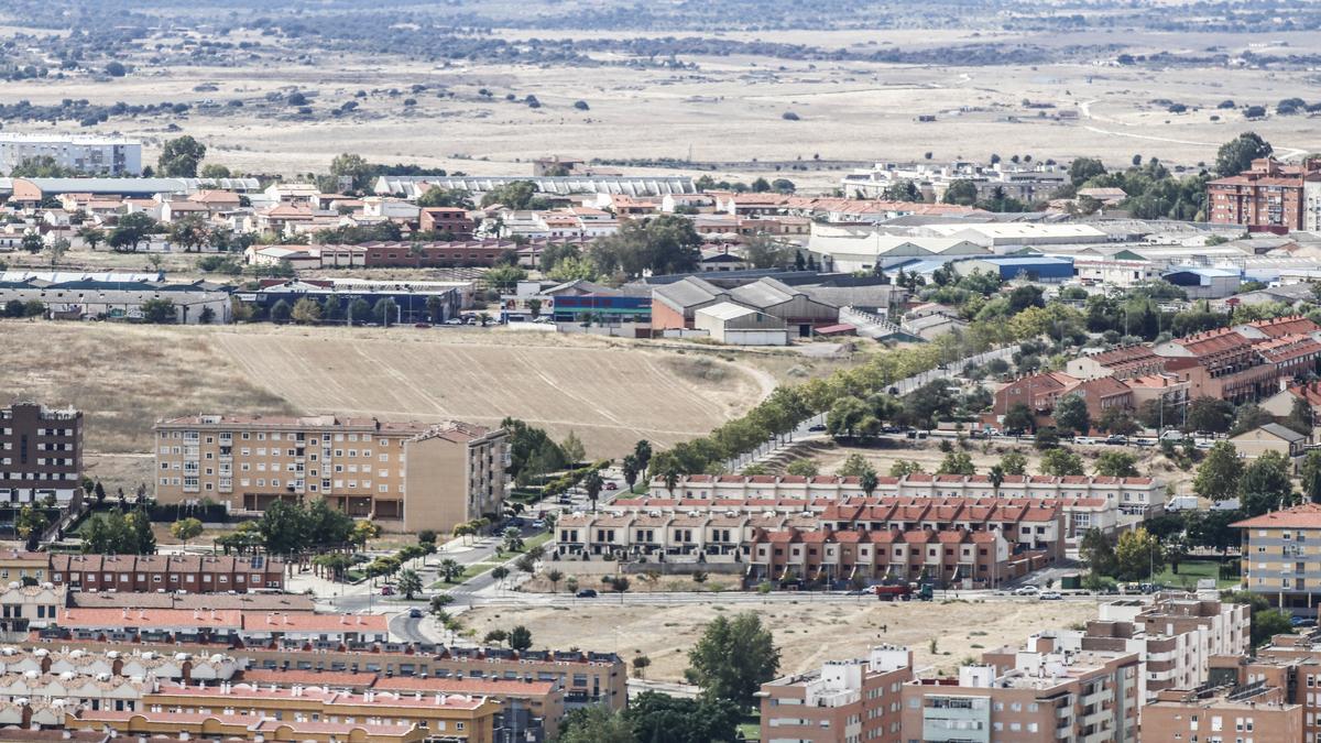 Panorámica de edificios y viviendas unifamiliares en Cáceres capital.