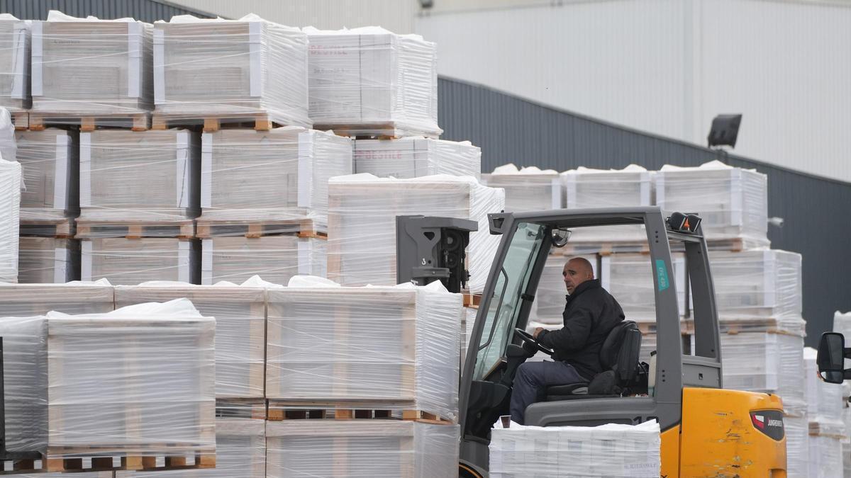 Carga de productos cerámicos en una empresa de Castellón.