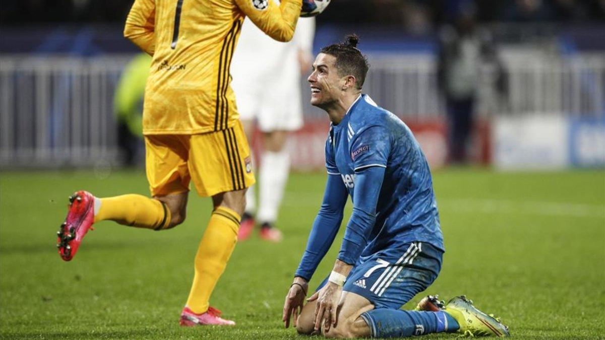 Cristiano, lamentándose en una acción en el duelo de ida en el Parc OL