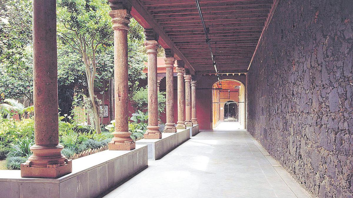 Patio restaurado del Instituto Cabrera Pinto de La Laguna, de Maribel Correa.