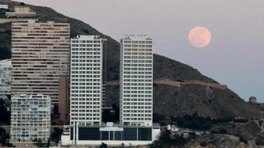 Imagen actual de las torres de Punta Llisera, en un extremo del litoral de Benidorm y bajo las faldas de Sierra Helada.