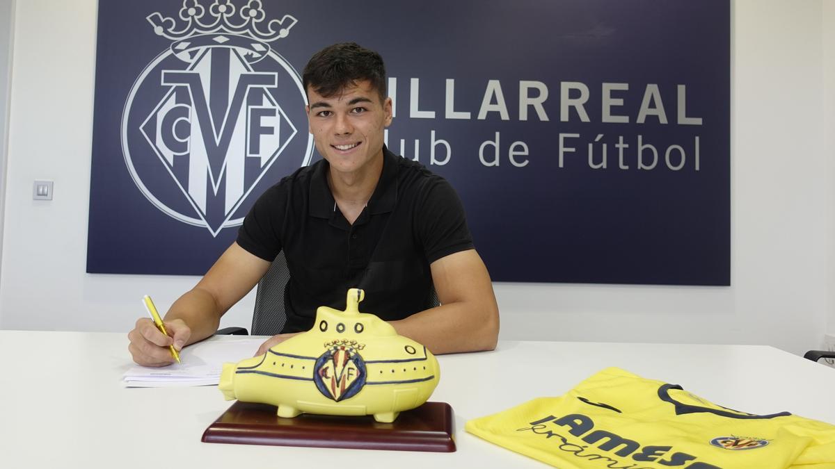 El Villarreal blinda al joven central Antonio Espigares hasta junio de 2027