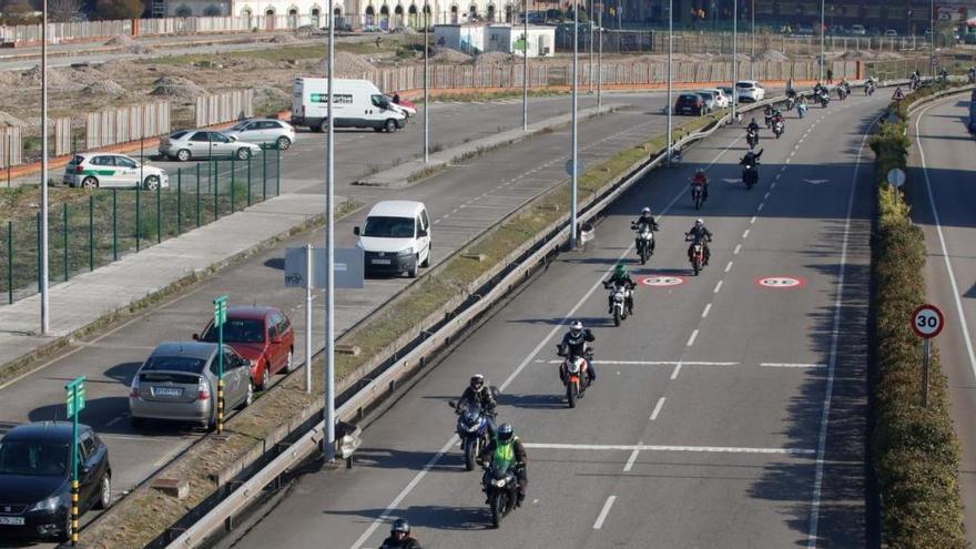 Gijón multará a los coches que se queden en la calle con el motor en marcha haciendo ruido de noche