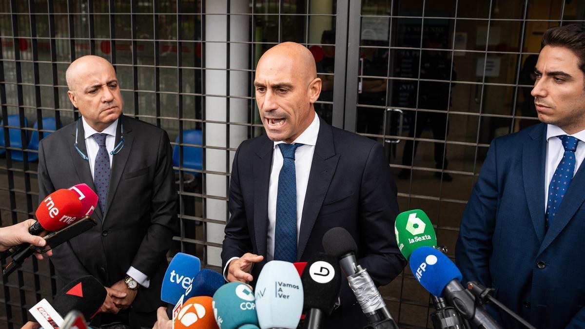 El expresidente de la RFEF Luis Rubiales ofrece declaraciones a los medios a su salida tras declarar en calidad de imputado en el Juzgado de Primera Instancia e Instrucción Número 4 de Majadahonda, a 29 de abril de 2024, en Majadahonda, Madrid (España).