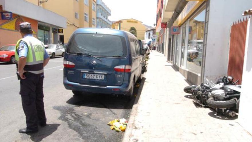 Un policía local vigila la calle principal de San Mateo. | la provincia / dlp