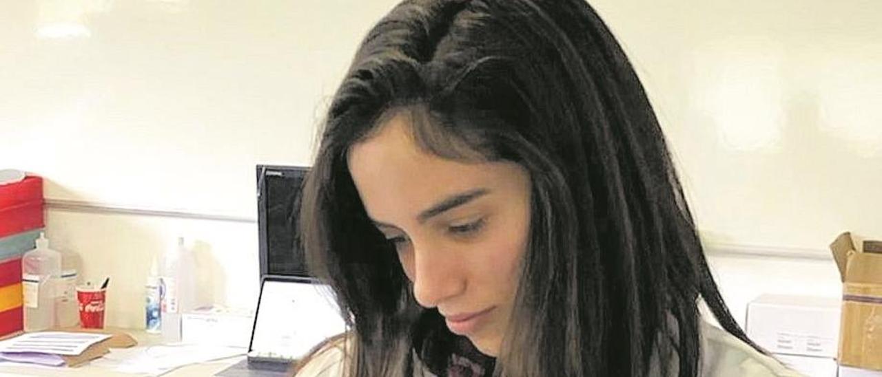 Marta Sevilla prepara a un participante en su estudio.