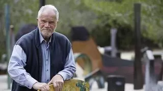 La fascinante historia de Franco Monti, el marchante de arte africano que se convirtió en artista en Ibiza y creó un bosque de esculturas