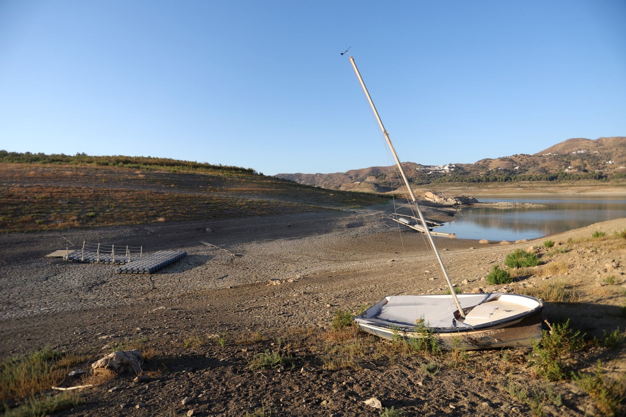 La crítica situación del embalse de la Viñuela, en imágenes