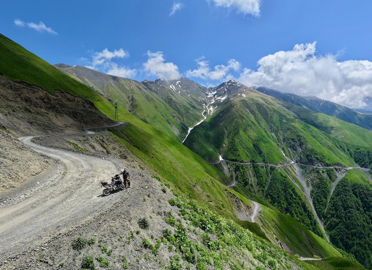 En la soledad de Georgia, con su moto.