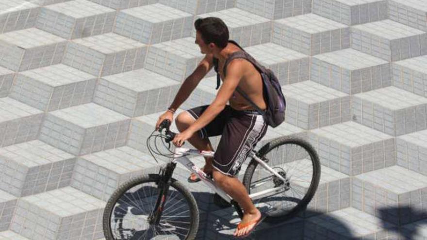 Un joven ciclista avanza por el paseo del Postiguet, práctica prohibida.