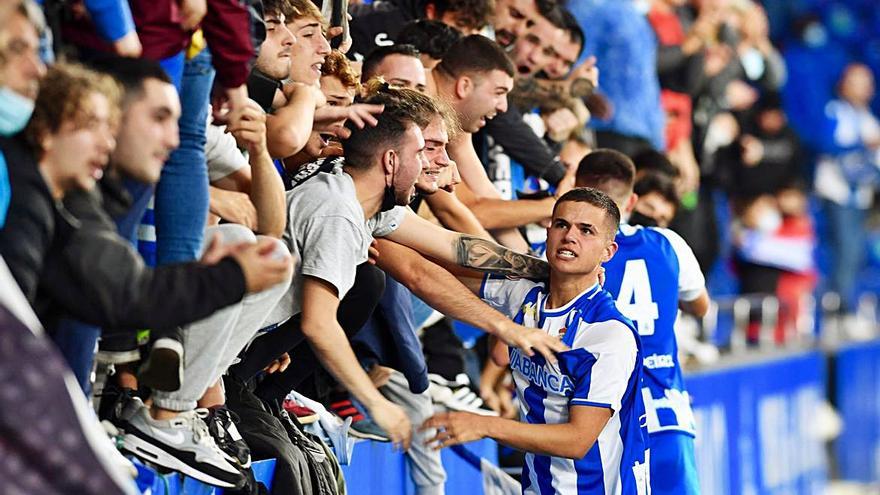 Los jugadores, ayer junto a la afición. |  // C. PARDELLAS / RCD