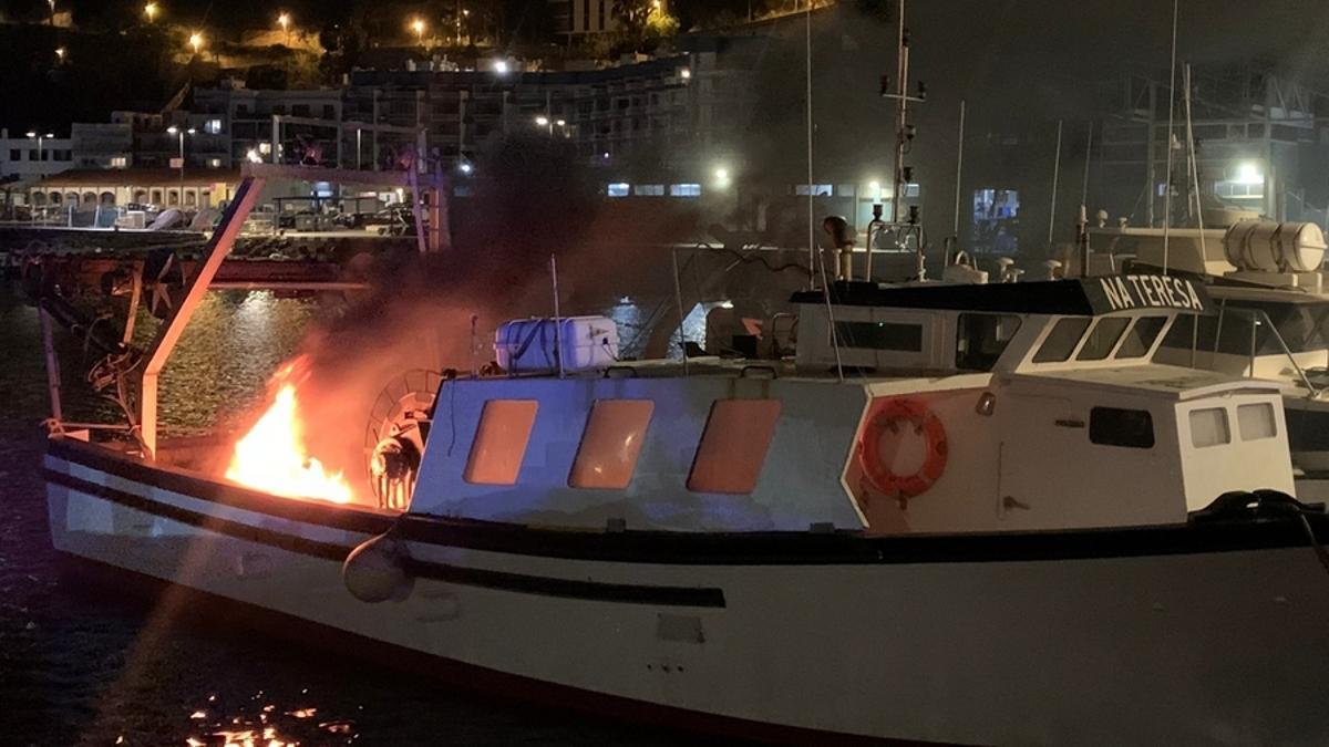 La barca de pesca en flames al port de Blanes