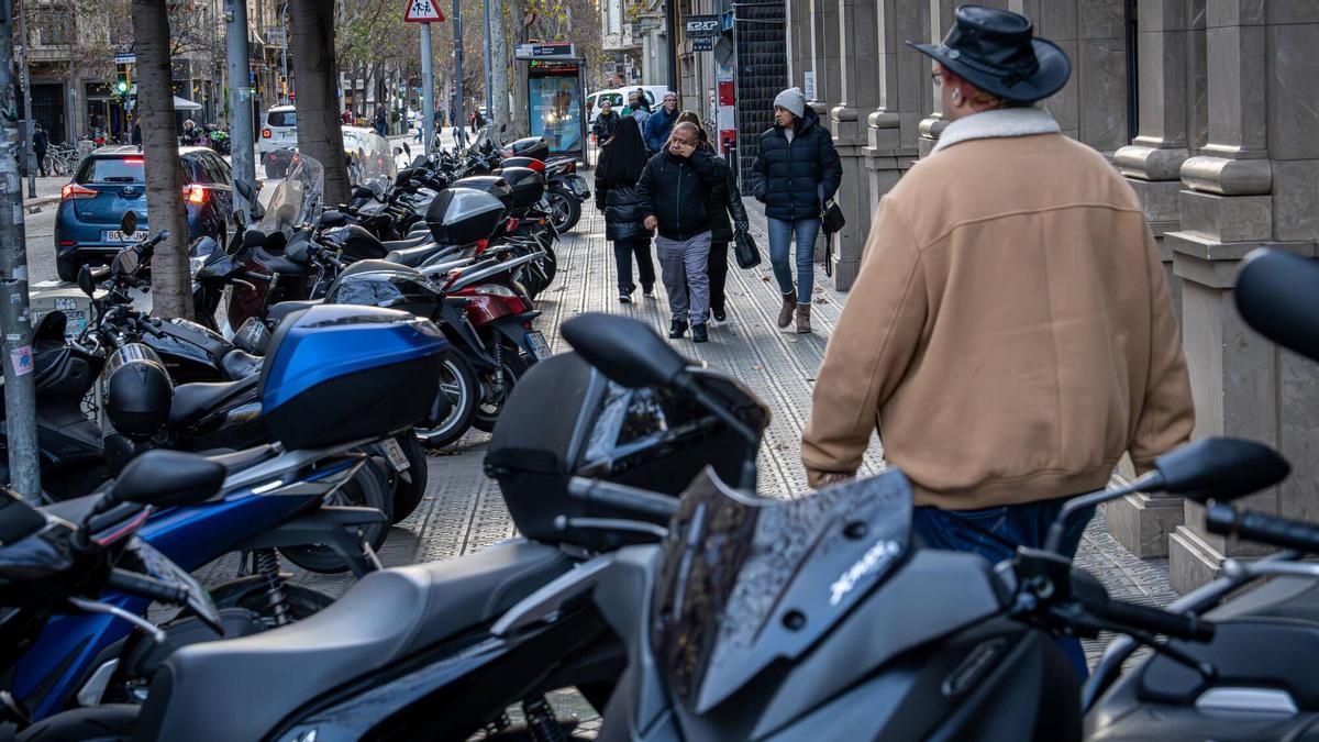 Barcelona empieza a multar por aparcar motos en aceras en estas calles y plazas