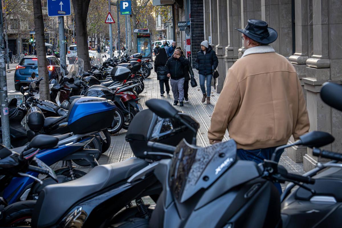 Motos estacionades a la vorera a Barcelona.