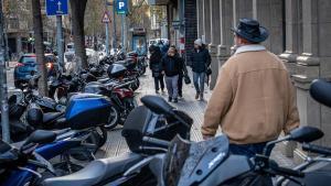 Barcelona comença avui a multar amb fins a 100€ per aparcar motos a les voreres a Sants: aquestes són les zones més vigilades