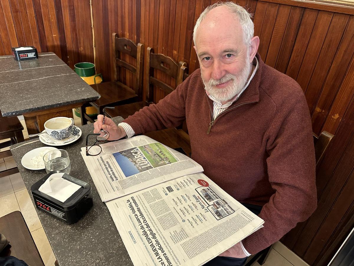 Manuel Gutiérrez leyó con atención las noticias de Luarca-Valdés en la edición de papel.