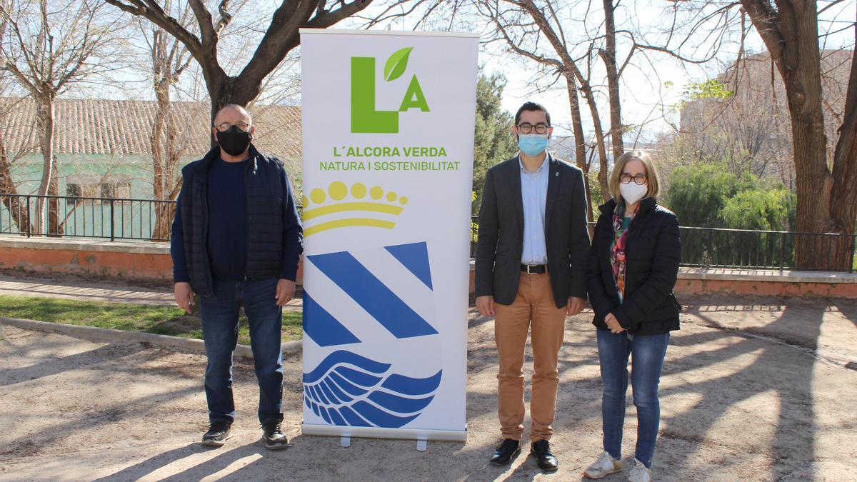 El alcalde, Samuel Falomir (c), junto a los concejales de Urbanismo y Parques y Jardines, en la presentación del plan &#039;L&#039;Alcora Verda&#039;.