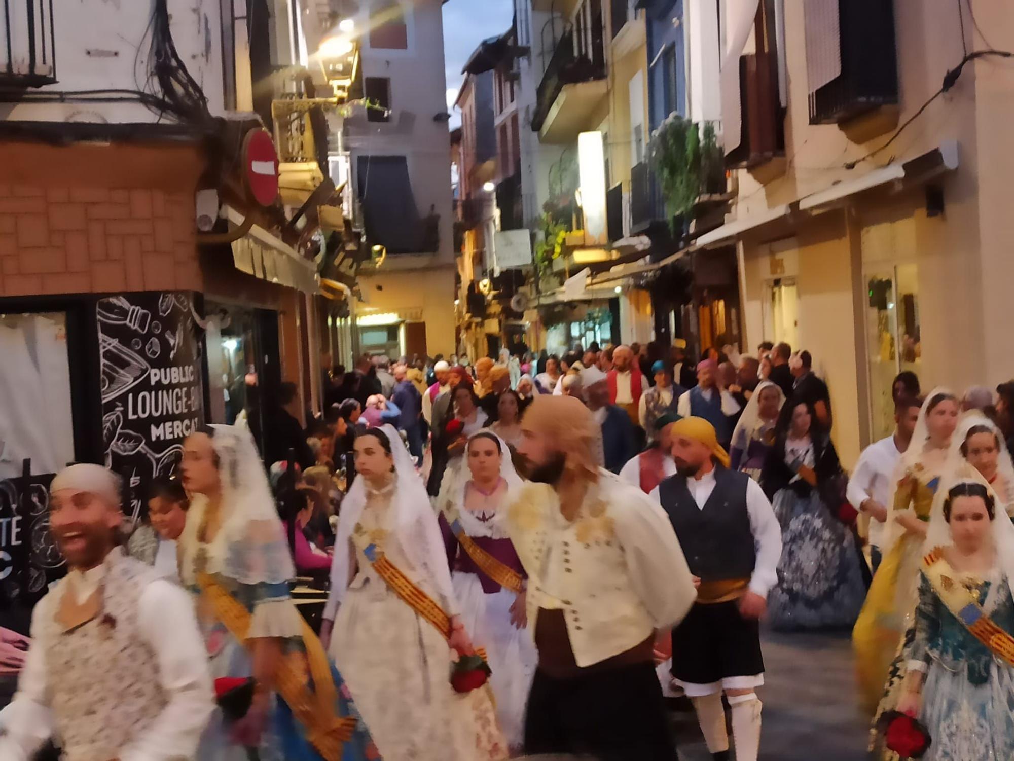 Más de 2.000 falleros y falleras participan en la Ofrenda de Xàtiva a la Mare de Déu de la Seu