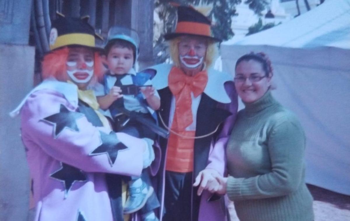 Fotografía de familia de Guadalupe con el maestro Enrique González. | ED