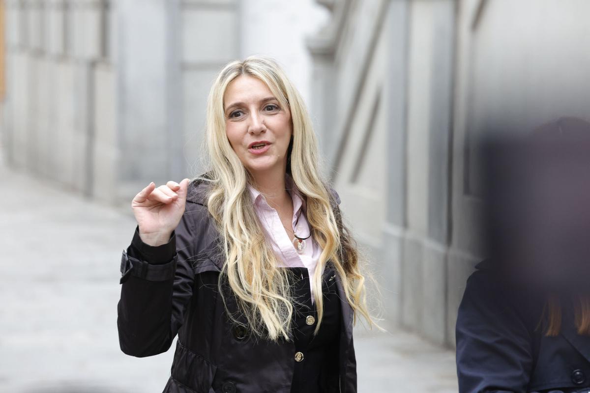 Claudia Montes hace declaraciones a los medios a su llegada este miércoles al Tribunal Supremo (TS) para declarar como testigo en el juicio que se sigue contra el exministro José Luis Ábalos, su exasesor Koldo García y al empresario Víctor de Aldama por el caso de las mascarillas, una presunta trama de corrupción para lucrarse con material sanitario durante la pandemia. EFE/Sergio Pérez