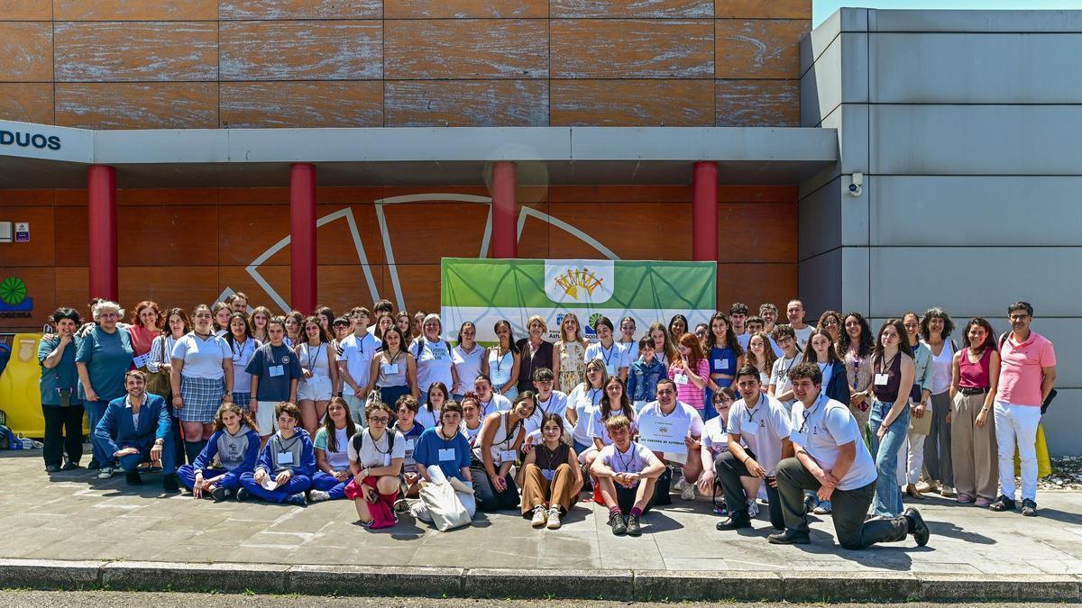Susana Madera, directora general de Medio Ambienta y vicepresidenta de Cogersa, posa con los estudiantes que asistieron en Serín a la reunión final de la IV Confint de Asturias, junto a profesores, responsables técnicas de Cogersa y educadoras de la Red de Escuelas por la Circularidad