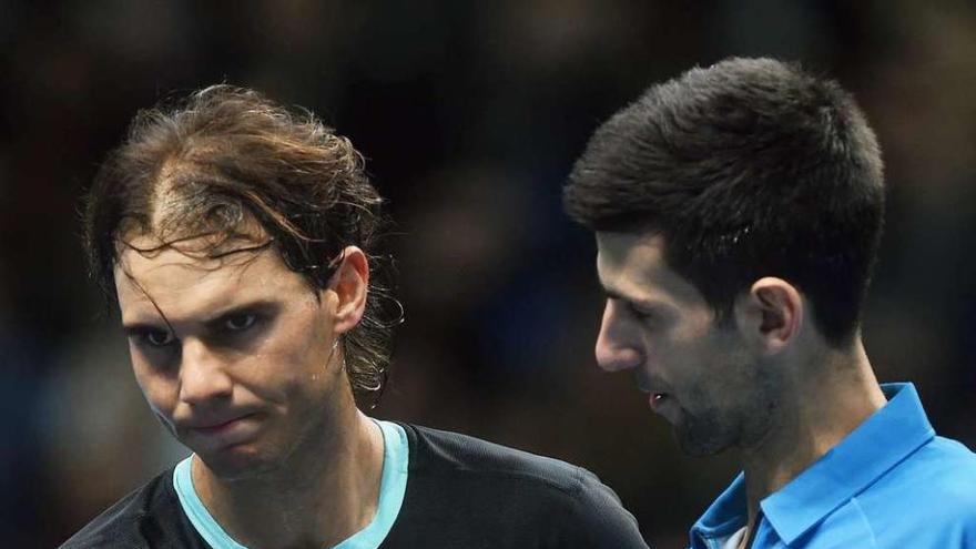 Nadal y Djokovic se saludan al final del encuentro. // Will Oliver