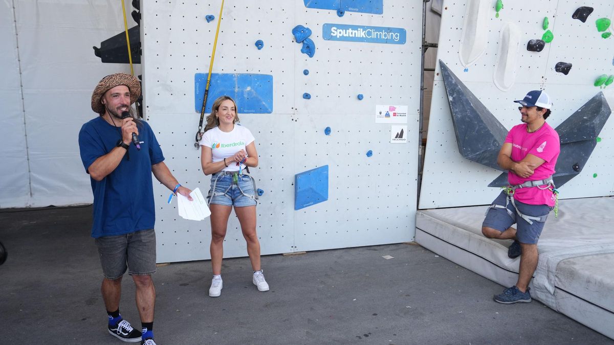 Lucía Martín junto al Mono Joan, el speaker oficial del evento, durante la exhibición de escalada.