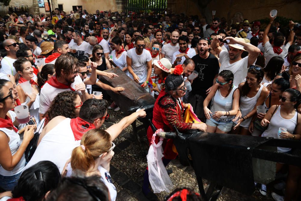 Palma feiert Stierlauf von Pamplona mit Schubkarren