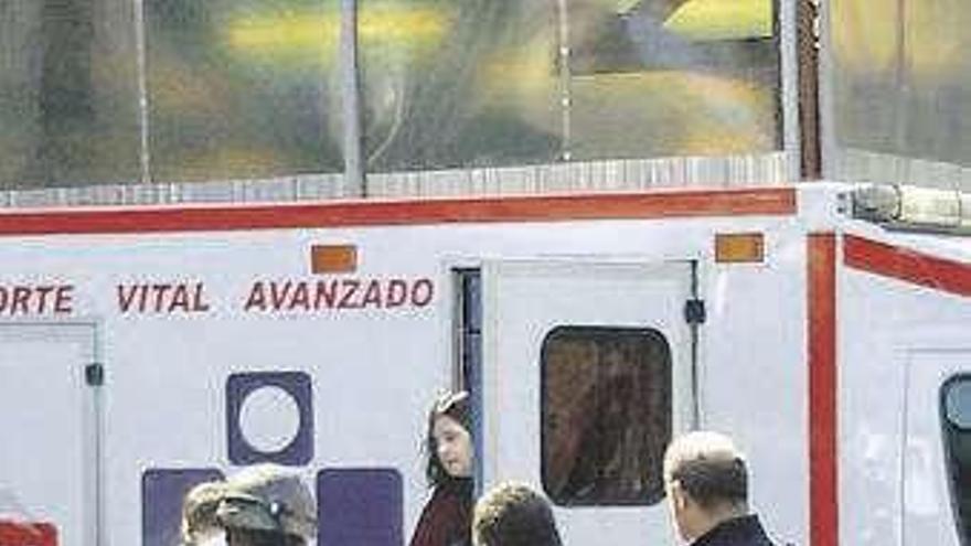 Sanitarios atendiendo al herido en Carbonar en abril del año pasado.