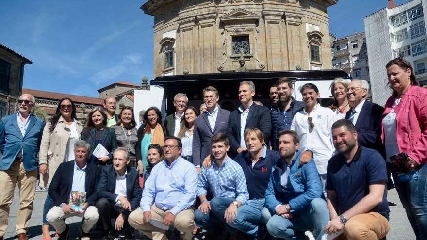 Fotografía de familia de los populares ante la iglesia de A Peregrina. // Rafa Vázquez