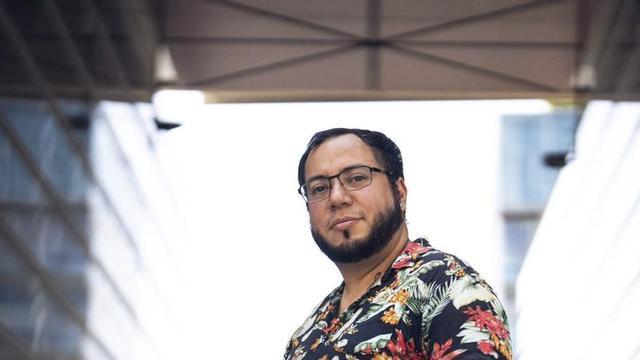 Fabio Fernández, originari de l’Uruguai, explica els seus problemes amb el padró. | ZOWY VOETEN
