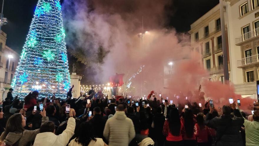 Centenars de persones celebren a la Rambla de Figueres la victòria del Marroc